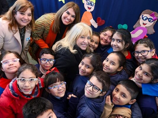 La intendente Chahla entregó 165 ecolentes a niños de la Escuela Municipal Alfonsina Storni