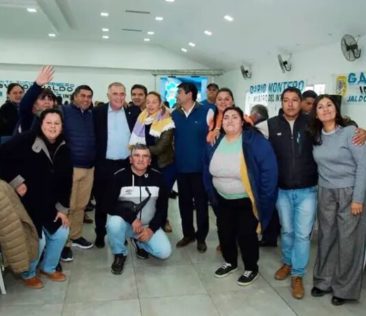 Una mujer le robó del bolsillo del saco el celular al gobernador Osvaldo Jaldo