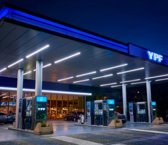 YPF confirmó que será más barato cargar nafta a la madrugada