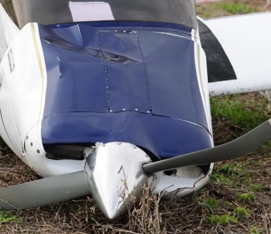 Tensión por una avioneta que realizó un aterrizaje de emergencia en un predio de avenida Perón al 1900