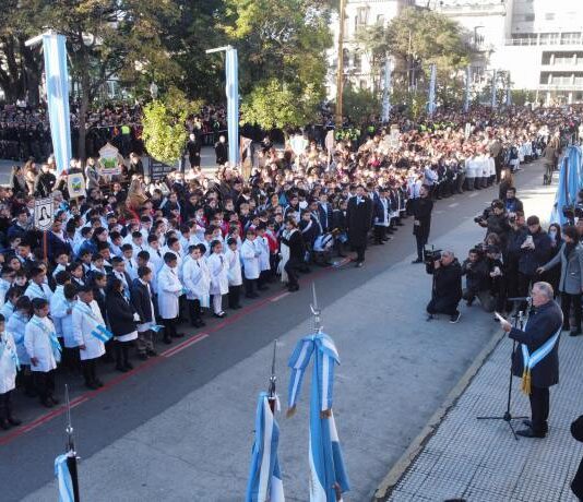 Más de 3.300 estudiantes prometieron lealtad a la Bandera en Plaza Independencia