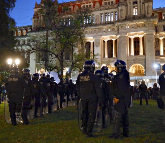 Manifestaciones con cortes en los accesos y acampe en Tribunales