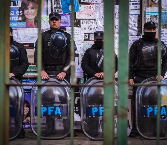Cristina Kirchner suspendió el banderazo frente a su casa y arremetió contra Bullrich por el operativo