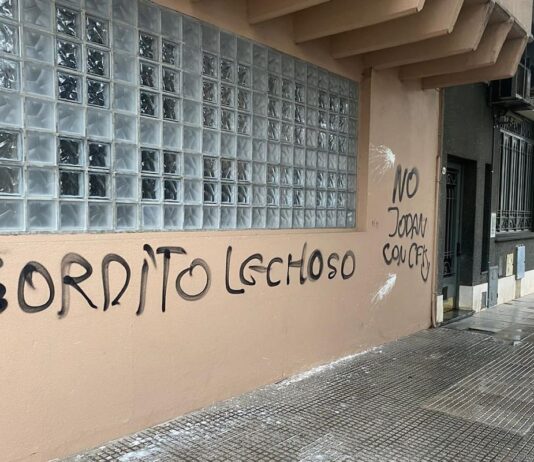 Después de los destrozos en TN: aparecieron pintadas en Radio Rivadavia