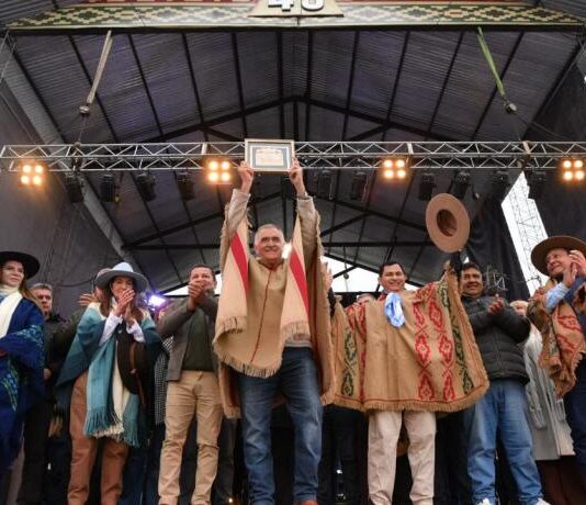 Jaldo recibió la «Feria de Oro» en el cierre de la Fiesta Nacional