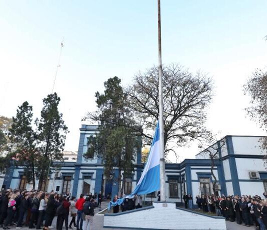 Homenajearon a Alberdi con un izamiento de bandera en el Ministerio de Educación