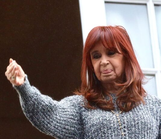 Cristina Kirchner salió al cruce de Milei por la cadena nacional: “Te van a sacar con un chaleco de fuerza”