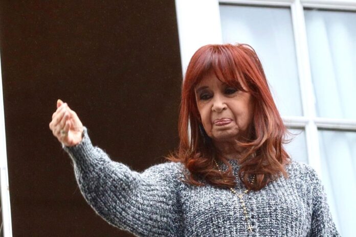 cristina-fernandez-de-kirchner-sale-al-balcon-a-VFT6YTZFMZEHZAE7Q3B5XCA33Y.JPEG