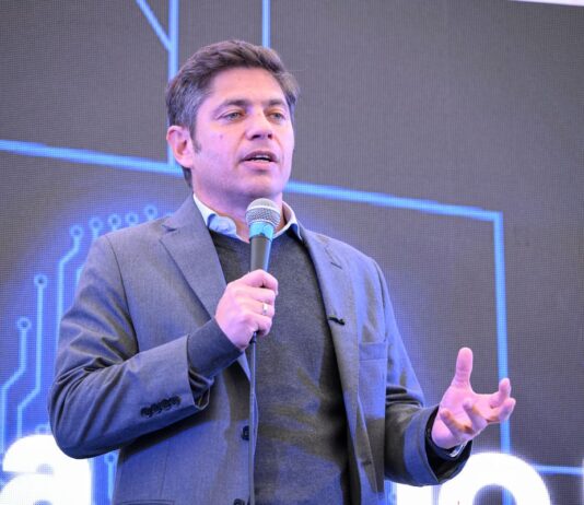 Kicillof presentó un libro sobre el papa Francisco que distribuirá en las escuelas bonaerenses