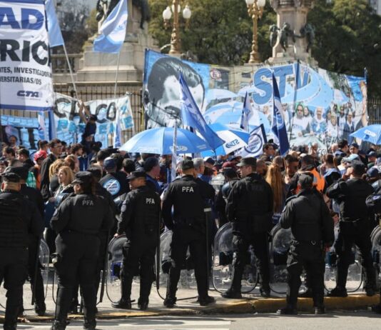 Minuto a minuto. Tensión en el Congreso: enfrentamiento entre la Prefectura y manifestantes de Camioneros