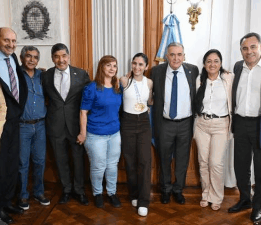 Jaldo recibió a la taekwondista Karla Castro, que viajará al mundial de Italia
