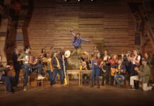 El fenómeno de Broadway Come From Away, dirigido por Carla Calabrese, llega a Tucumán