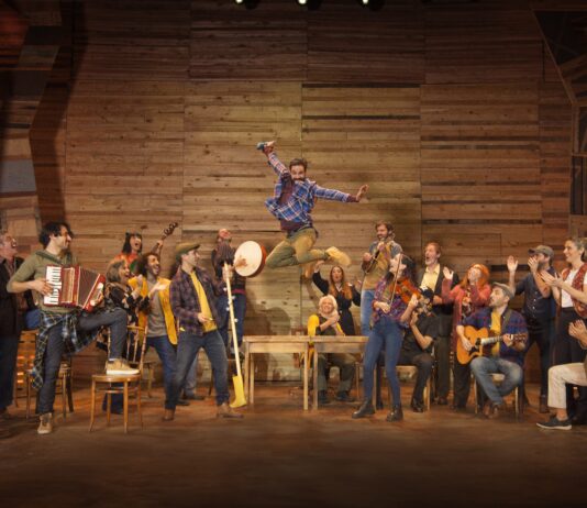 El fenómeno de Broadway Come From Away, dirigido por Carla Calabrese, llega a Tucumán