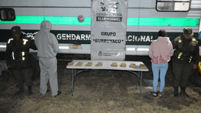 Gendarmería detuvo a una pareja que llevaba cocaína en el