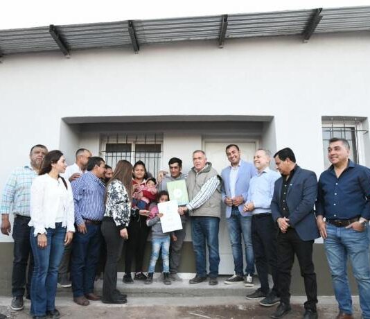 Jaldo inauguró obras y entregó viviendas en Villa Benjamín Aráoz