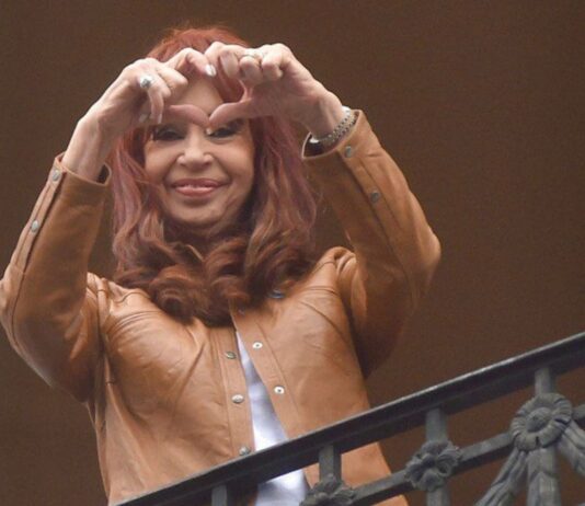 Cristina Kirchner recibió el apoyo de la militancia con una marcha en su casa