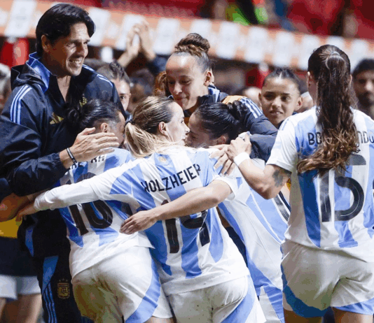 Argentina le ganó a Paraguay en el debut