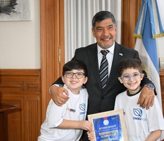 Acevedo recibió a niños tucumanos que tuvieron un papel destacado de una competencia internacional de robótica