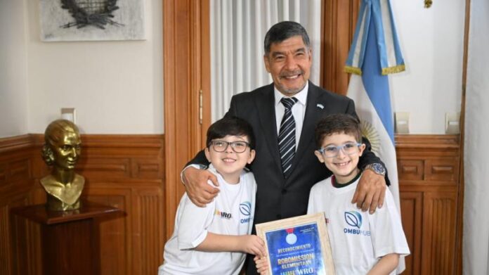 Acevedo-recibio-a-ninos-tucumanos-que-tuvieron-un-papel-destacado.jpg