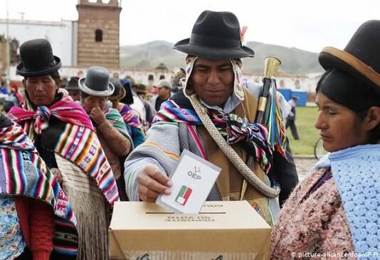 ya cerraron los comicios y se esperan los resultados de un balotaje histórico