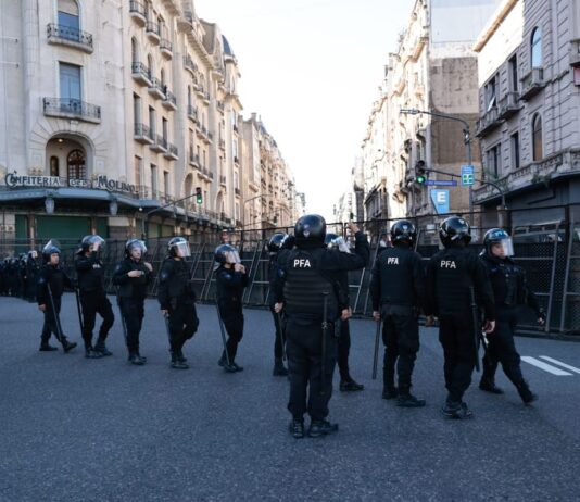 Durante la sesión en Diputados. Incidentes y detenidos en una marcha en las inmediaciones del Congreso