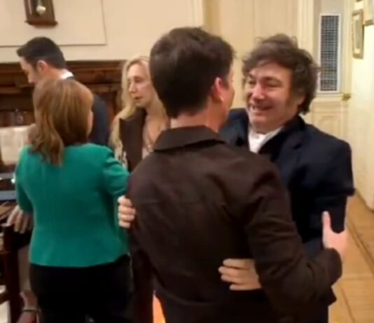 El video de Milei con su «nuevo» gabinete, a los saltos con Petri y abrazo prolongado con Santiago Caputo