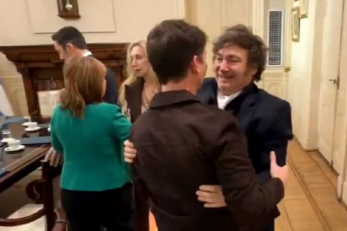 el-abrazo-entre-santiago-caputo-y-javier-milei-F32J5D7AIFHK5ELKBIWKNAYMBA.jpg
