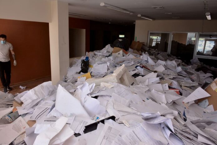 restos-de-archivos-en-el-predio-que-fuera-de-5PZ2KANBV5CUNNKF27XTWSA7ME.jpg