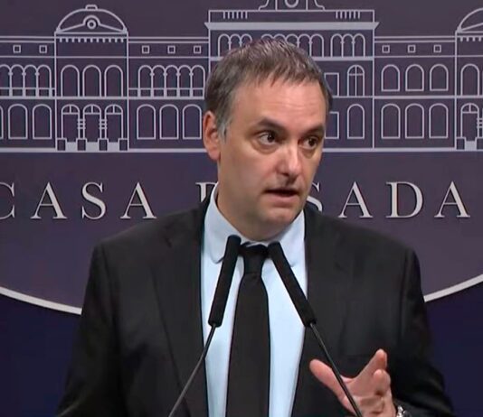 Manuel Adorni le hizo juicio a su exempleador, reclamó que le pagaban en negro y cobró más de US$60.000