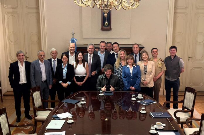 javier-milei-junto-a-su-gabinete-en-casa-DMDYHFQ6SFFU7AGB7NWJ4UDUSU.jpeg