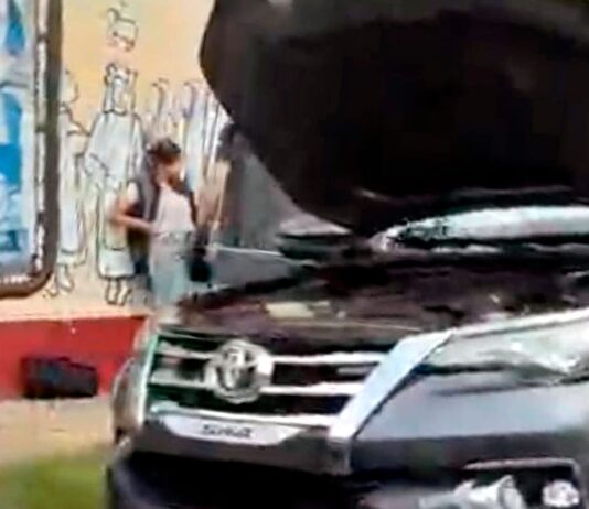 Detuvieron a la tesorera de Sur Finanzas que se estaba llevando cajas y celulares de un galpón