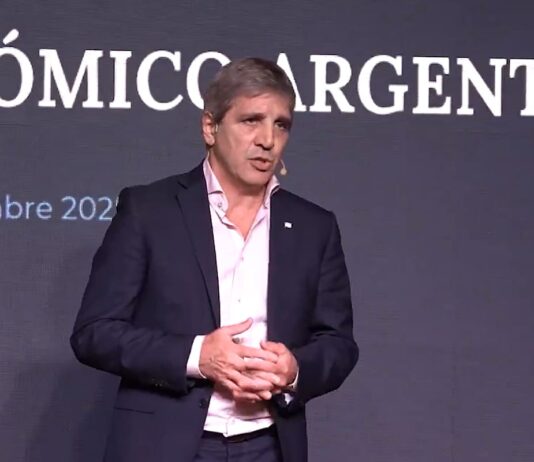 Pidió no "romper las p…". Caputo exigió a los bancos que acepten los dólares "bajo el colchón"