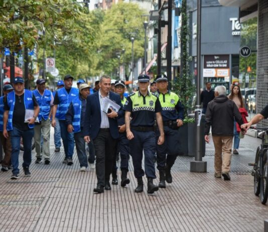 Con apoyo policial, refuerzan los operativos para evitar que los ambulantes se instalen en veredas del microcentro