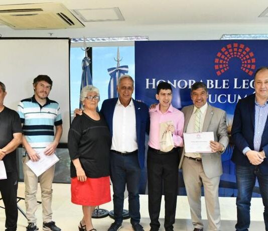 Acevedo acompañó y puso en valor el recorrido académico de Andrés, futuro programador de la UTN