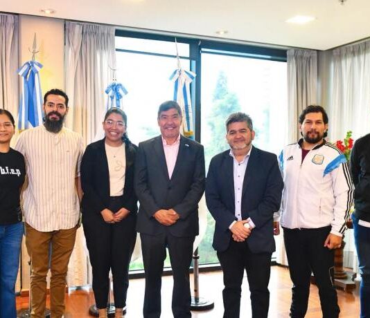 Acevedo recibió a artistas tucumanos que participarán del Pre Cosquín 2026