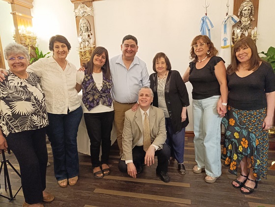 Antologia-grupo-con-Julio-Lazarte-chica.jpg