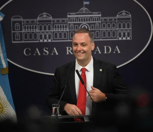 Adorni busca establecer una nueva dinámica interna, con el respaldo de los hermanos Milei