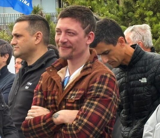 Santiago Caputo reapareció con nuevo look en Pinamar y le respondió a Guillermo Francos