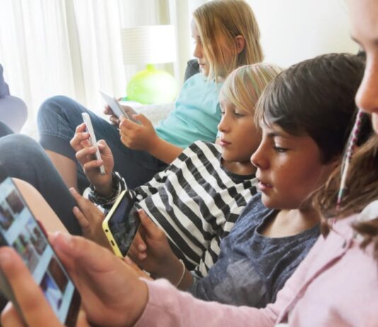 Francia avanza hacia la prohibición de redes sociales para menores de 15 años