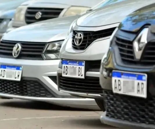Multas millonarias: el costo de conducir vehículos sin identificación reglamentaria