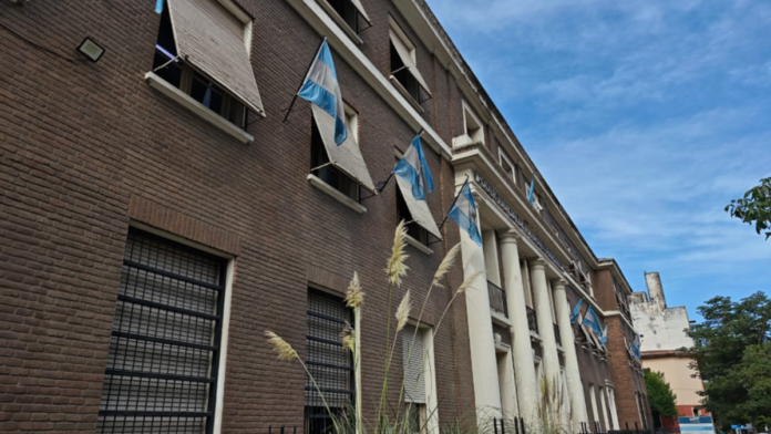 Ingresó armado a una vivienda y amenazó con quemar la