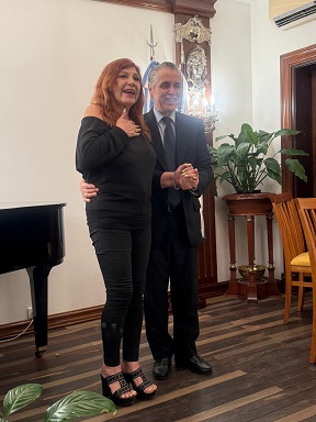 Julio Lazarte inició la narración de «Secretos entre el lodo» de la santiagueña Magui Montero