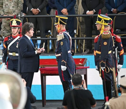 Con dardos al peronismo, Milei defendió la entrega del sable de San Martín a los Granaderos