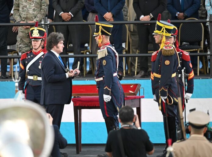 el-presidente-javier-milei-participa-del-traspaso-EJSROYI2TZA3HKEB4QR6IQDWAY.jpg