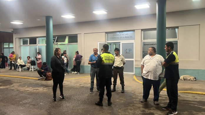 hallaron a un bebé recién nacido abandonado en un descampado