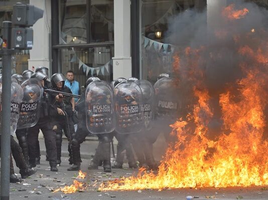 Violentos incidentes afuera del Congreso mientras se debate la reforma laboral