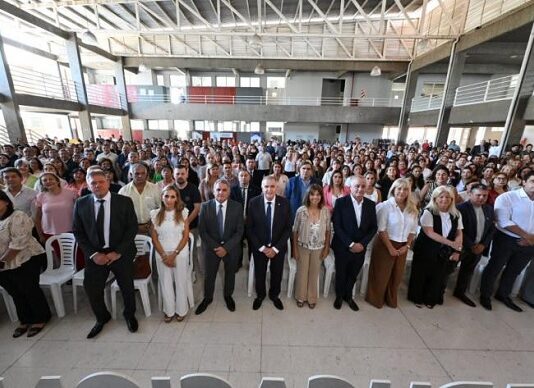 Jaldo entregó equipamientos a escuelas por 2.000 millones de pesos –