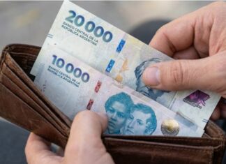 El Gobierno sale a inyectar pesos para darle un envión al consumo y sacar del piso al dólar