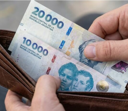 El Gobierno sale a inyectar pesos para darle un envión al consumo y sacar del piso al dólar