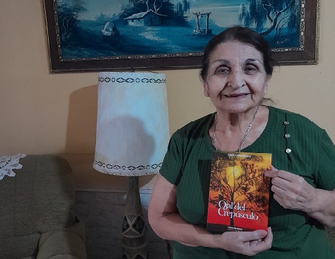 Graciela Brizuela presenta en sociedad la luminosidad de su poemario «Ojal del crepúsculo»